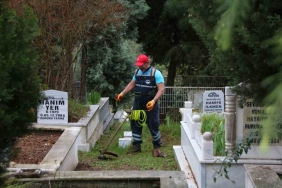 Derince ’de mezarlıklar bayram için temizleniyor