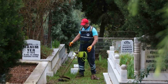 Derince ’de mezarlıklar bayram için temizleniyor