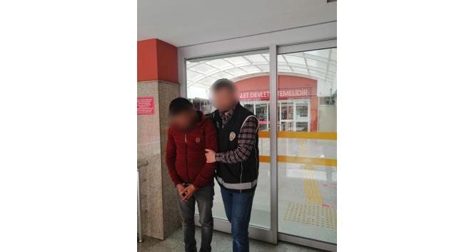 Durdurulan araçtan 6 düzensiz göçmen çıktı