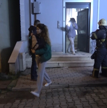 Elektrik panosundan çıkan yangın mahalleliyi sokağa döktü