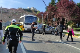 Freni patlayan midibüs 5 aracın arasına daldı: 2 yaralı