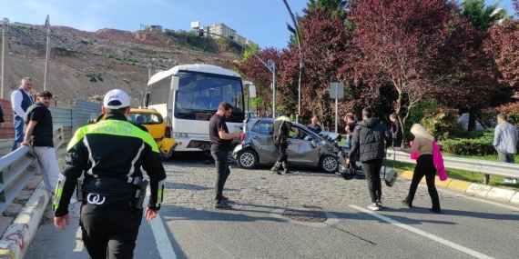 Freni patlayan midibüs 5 aracın arasına daldı: 2 yaralı