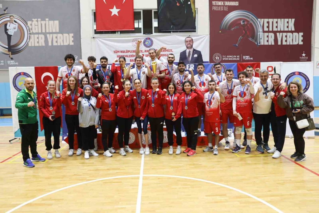 Gölcük ’ün işitme engelliler kadın ve erkek voleybol takımı 3. kez Türkiye şampiyonu oldu