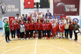 Gölcük ’ün işitme engelliler kadın ve erkek voleybol takımı 3. kez Türkiye şampiyonu oldu