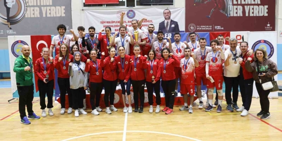 Gölcük ’ün işitme engelliler kadın ve erkek voleybol takımı 3. kez Türkiye şampiyonu oldu