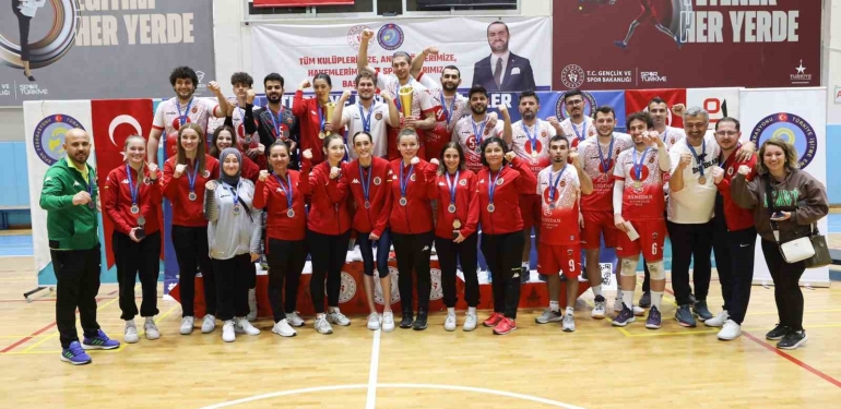 Gölcük ’ün işitme engelliler kadın ve erkek voleybol takımı 3. kez Türkiye şampiyonu oldu