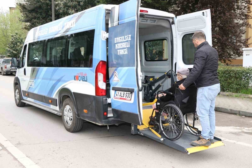 Hasta nakil ambulansları ve engelsiz taksi, bayramda da görev başında