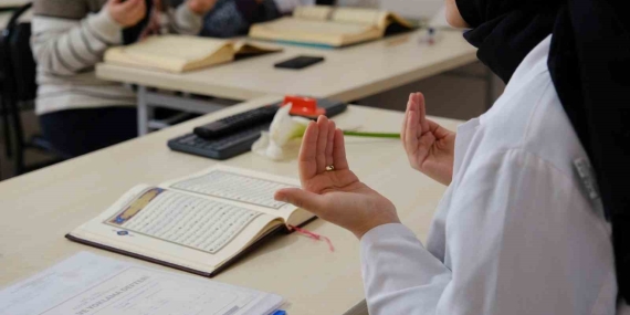 Hayatını kaybeden depremzedeler için dua edildi