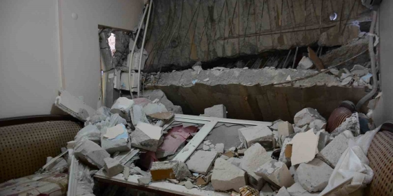 İstinat duvarı apartmanın içine çökmüştü, bu görüntüler hasarın boyutunu gözler önüne serdi