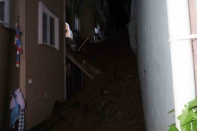İstinat duvarı apartmanın üzerine çöktü: 32 daire tahliye edildi