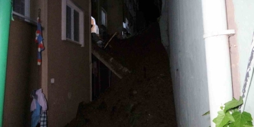 İstinat duvarı apartmanın üzerine çöktü: 32 daire tahliye edildi