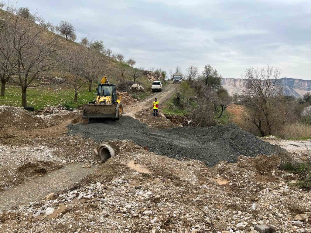 İzmit Belediyesi Adıyaman ’da selden kapanan yolları açtı