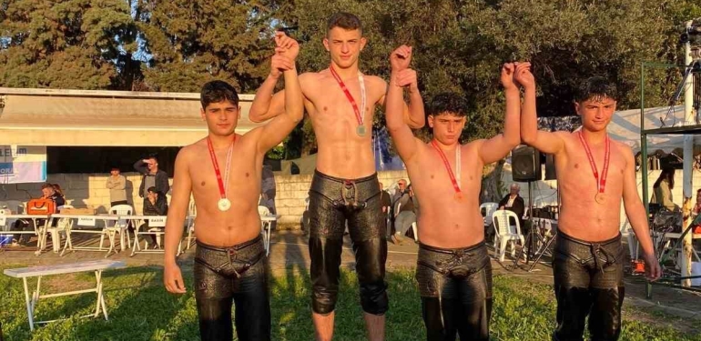 İzmitli pehlivanlar Yalova ’da madalyaları topladı