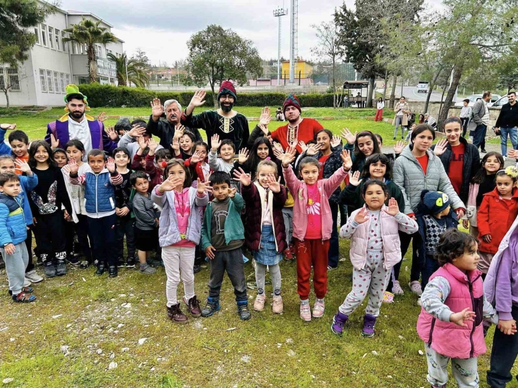 Kahramanmaraş ’ta çocuklar Hacivat ve Karagöz ile eğlendi