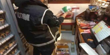 Kocaeli'de gizli bölmeleri saklanmış binlerce sigara ürünü ele geçirildi