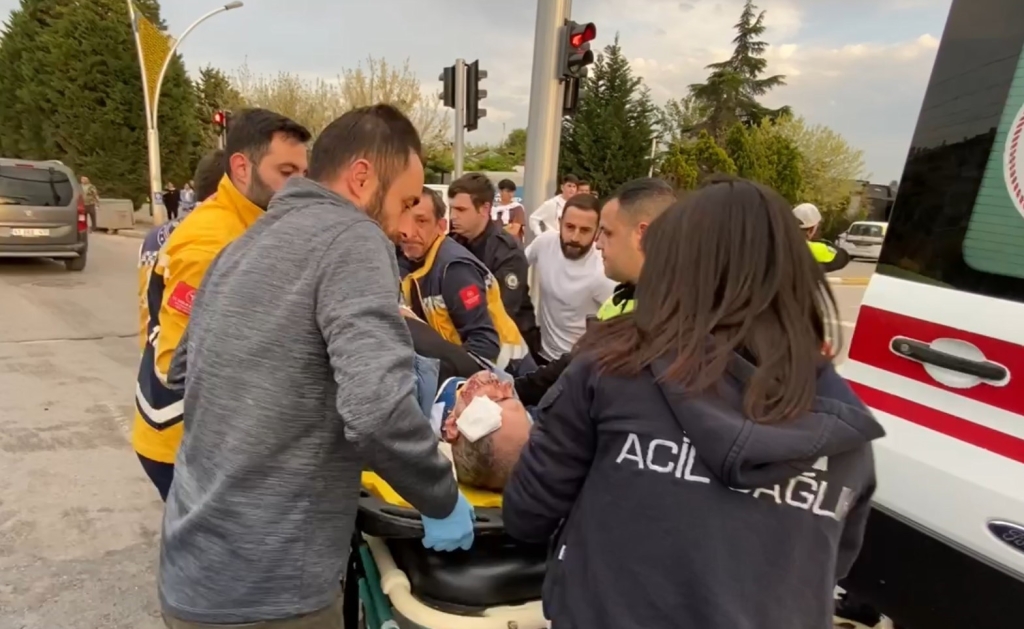 Kocaeli ’de iki otomobil çarpıştı, yol trafiğe kapandı: 5 yaralı