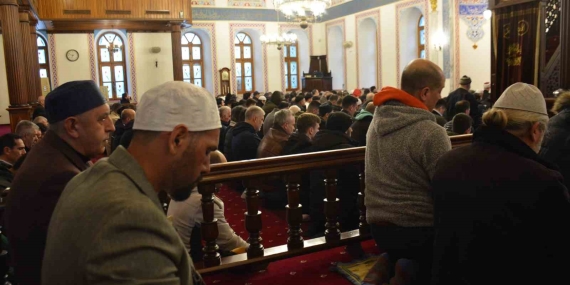 Kocaeli ’de vatandaşlar bayram namazı için camileri doldurdu