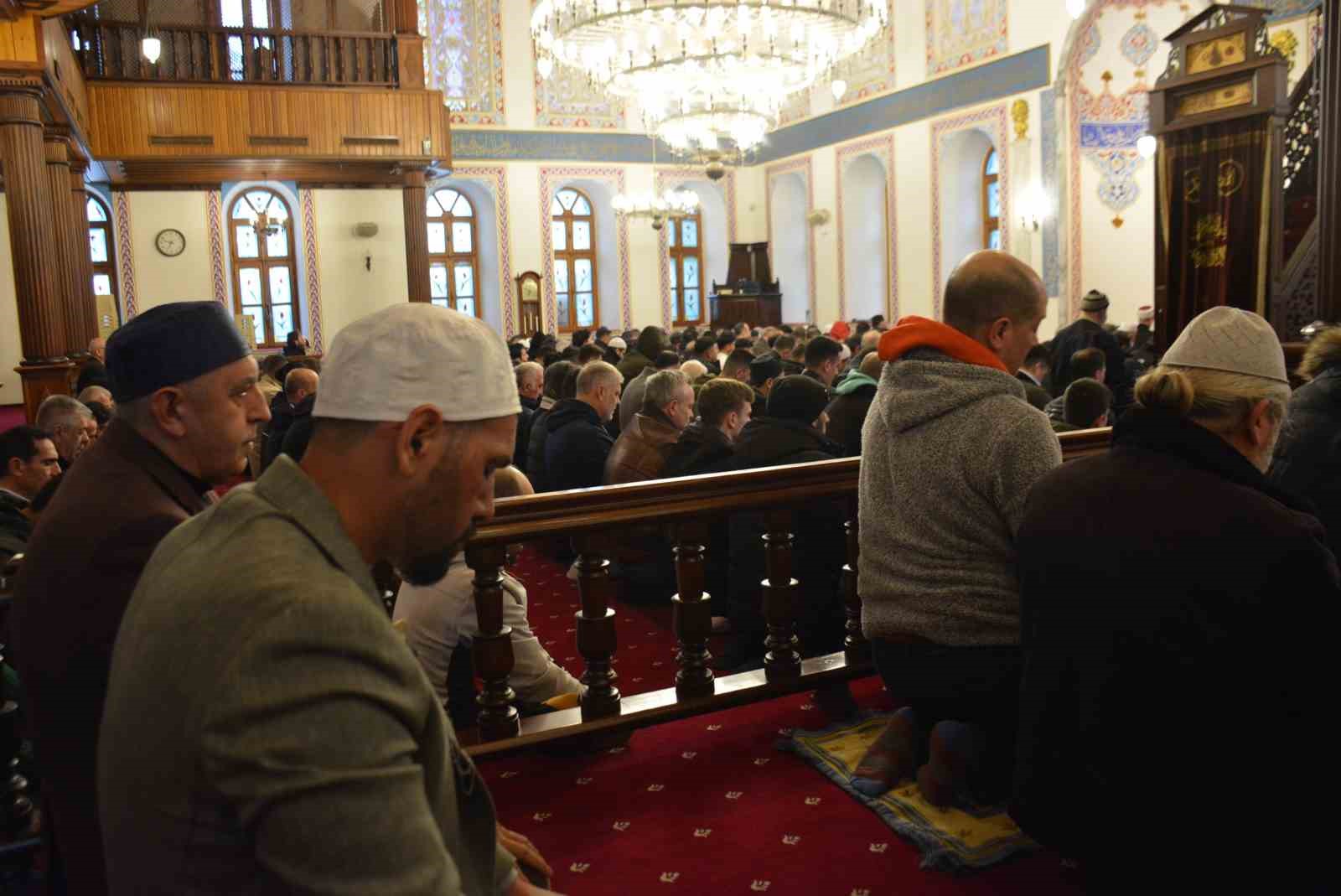 Kocaeli ’de vatandaşlar bayram namazı için camileri doldurdu