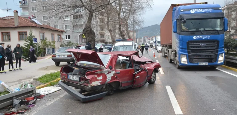 kocaeli-nde-3-aracin-karistigi-kazada-2-kisi-14768764_amp