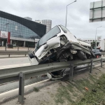 kontrolden-cikan-kamyonet-bariyerlere-carparak-durabildi
