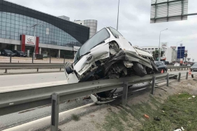 Kontrolden çıkan kamyonet bariyerlere çarparak durabildi