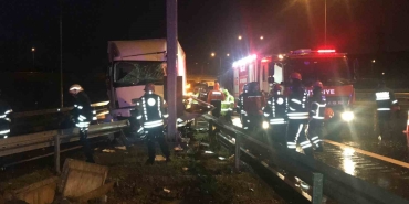 Kuzey Marmara ’da kaza: Yol ayrımı tabelasına çarpan tırın sürücüsü yaralandı