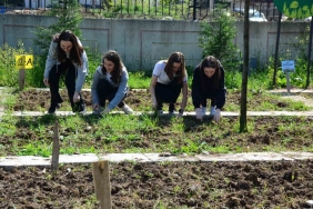 Lise öğrencileri hem alın terinin ekmeğini yiyor hem de bilinçleniyor