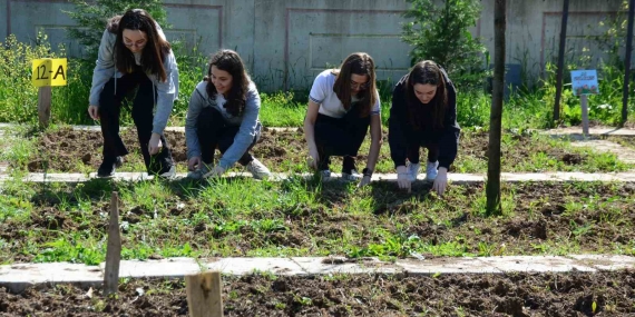 Lise öğrencileri hem alın terinin ekmeğini yiyor hem de bilinçleniyor