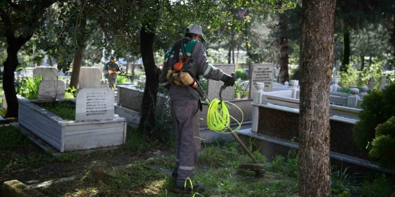 Mezarlıklar bayrama hazır