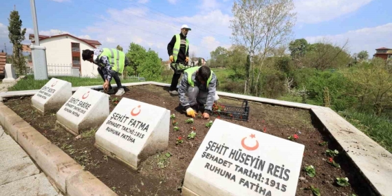 Mezarlıklar ve şehitlikler bayrama hazır