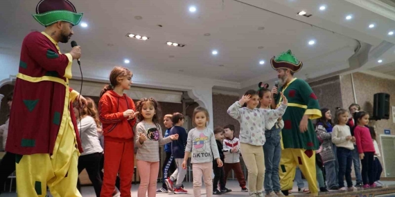 Minikler şenlikte eğlendi