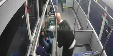 Otobüs şoföründen örnek davranış, iftara yetişemeyen yolculara yiyecek dağıttı