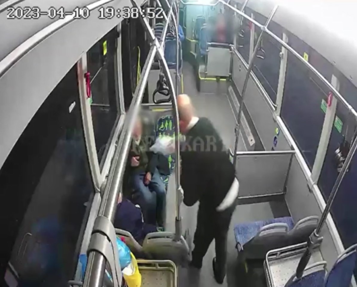 Otobüs şoföründen örnek davranış, iftara yetişemeyen yolculara yiyecek dağıttı