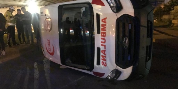 Otobüsle çarpışan ambulans yan yattı: 3 yaralı