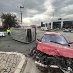 otomobil-ile-carpisan-minibus-yan-yatti-1-yarali