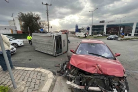 Otomobil ile çarpışan minibüs yan yattı: 1 yaralı
