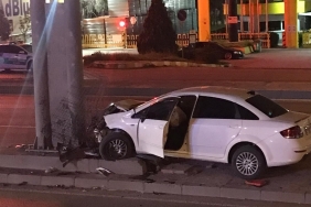 Otomobil üst geçit ayağına çarptı: 1 yaralı