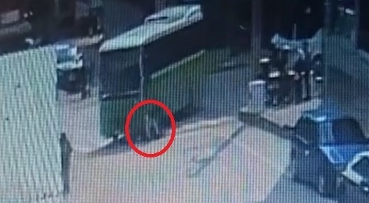 Özel halk otobüsü yaya geçidinde anne ve oğluna çarptı