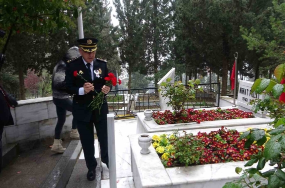 Polis haftasında şehitler de unutulmadı, emniyet müdürü tek tek mezarlarına karanfil bıraktı