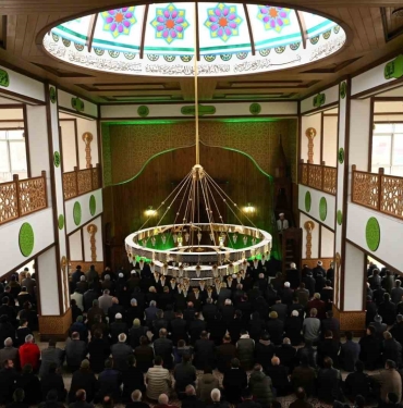 Selçuklu mimarisinden izler taşıyan cami ibadete açıldı