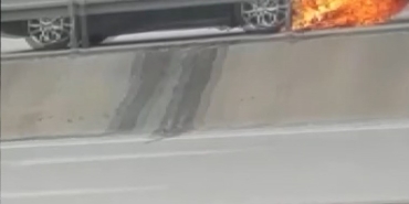 Seyir halindeki otomobil alev alev yandı