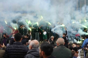Taraftar yasağında kent merkezini stadyuma çevirdiler