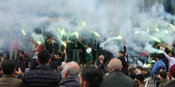 Taraftar yasağında kent merkezini stadyuma çevirdiler