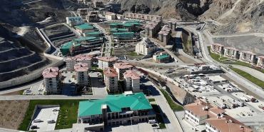 Taşınma işlemi tamamlanan Yusufeli'nde vatandaşlar yeni ilçeye alışmaya çalışıyor