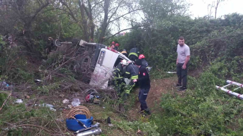 TEM ’de servis minibüsü şarampole yuvarlandı: Çok sayıda yaralı var