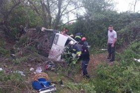 TEM ’de servis minibüsü şarampole yuvarlandı: Çok sayıda yaralı var