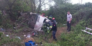 TEM ’de servis minibüsü şarampole yuvarlandı: Çok sayıda yaralı var