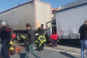 Tıra çarpan kamyonetin sürücüsü araçta sıkıştı, TEM otoyolu kapandı