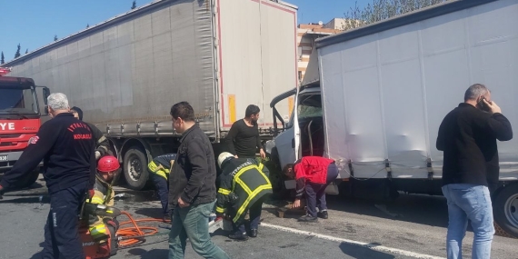 Tıra çarpan kamyonetin sürücüsü araçta sıkıştı, TEM otoyolu kapandı