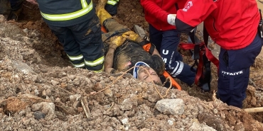 Toprağın altında kalan işçi için zamanla yarış